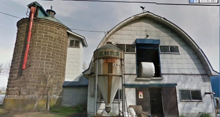 北村牧場の牛舎とサイロ